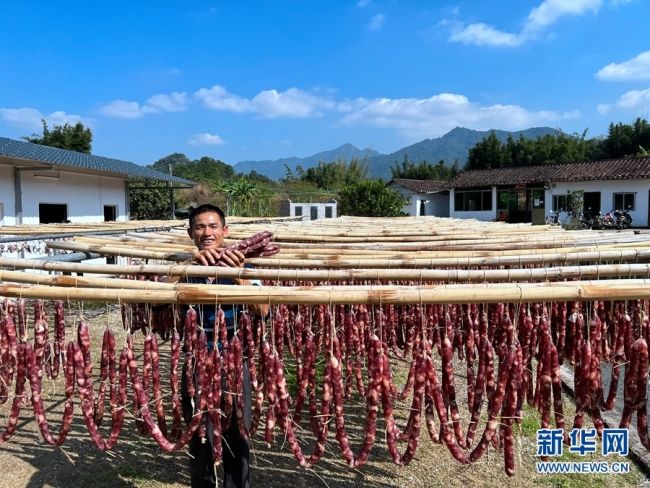 腊味|舌尖上的年味：农村晾晒腊味场景壮观