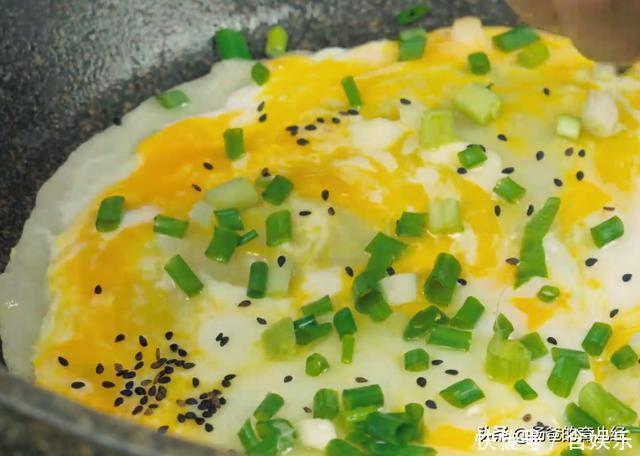 在家教你用平底锅做鸡蛋煎饼,软嫩好吃,营养美味,孩子特喜欢