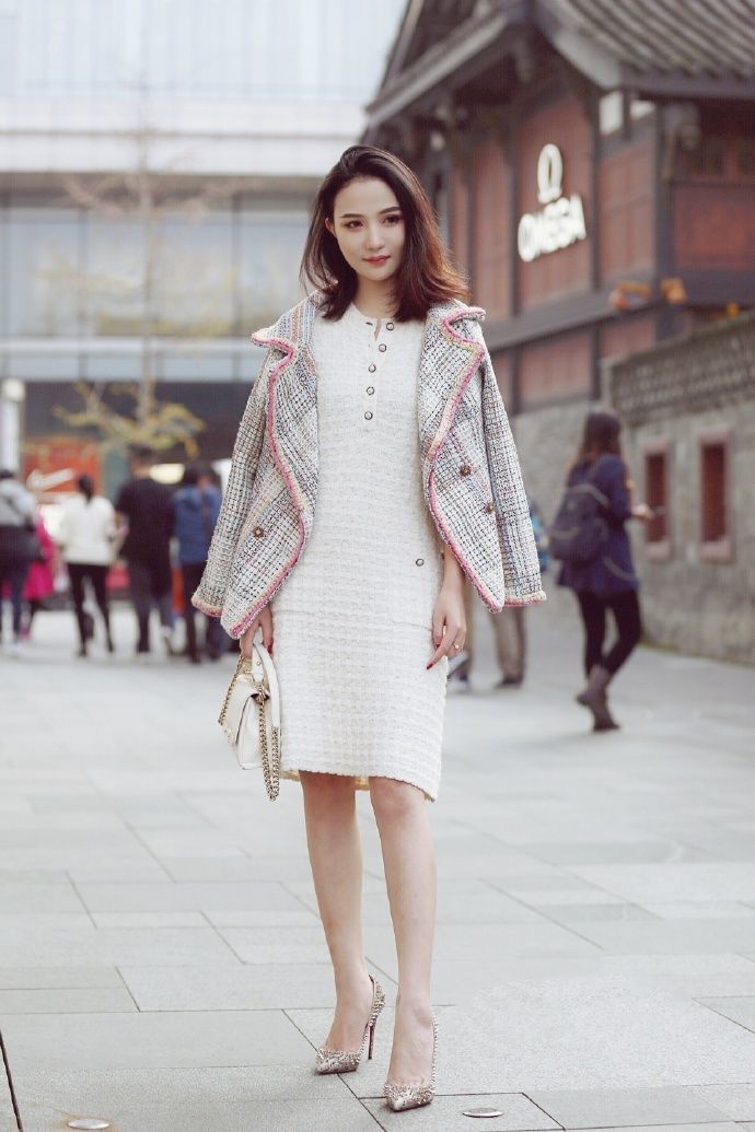 小姐姐穿一身名牌,气质出众,一般人养不起!