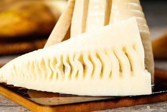 冬天,它和腊肉才是绝配,笋清甜肉咸香,汤汁拌米饭,吃掉一大碗