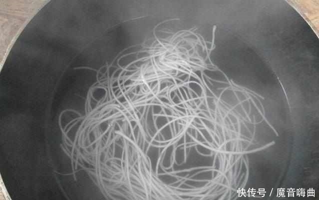 芹菜里加上这两样东西，无比下饭的家常菜，好吃到爆