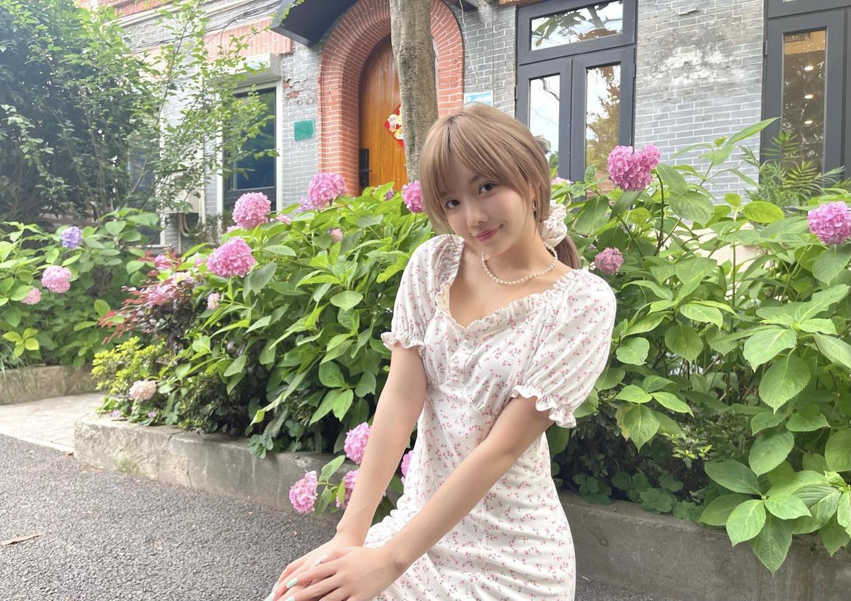 小蛮腰|女明星安崎气质绝了,穿卡其色格纹露脐装配黑色长裤,高级又洋气