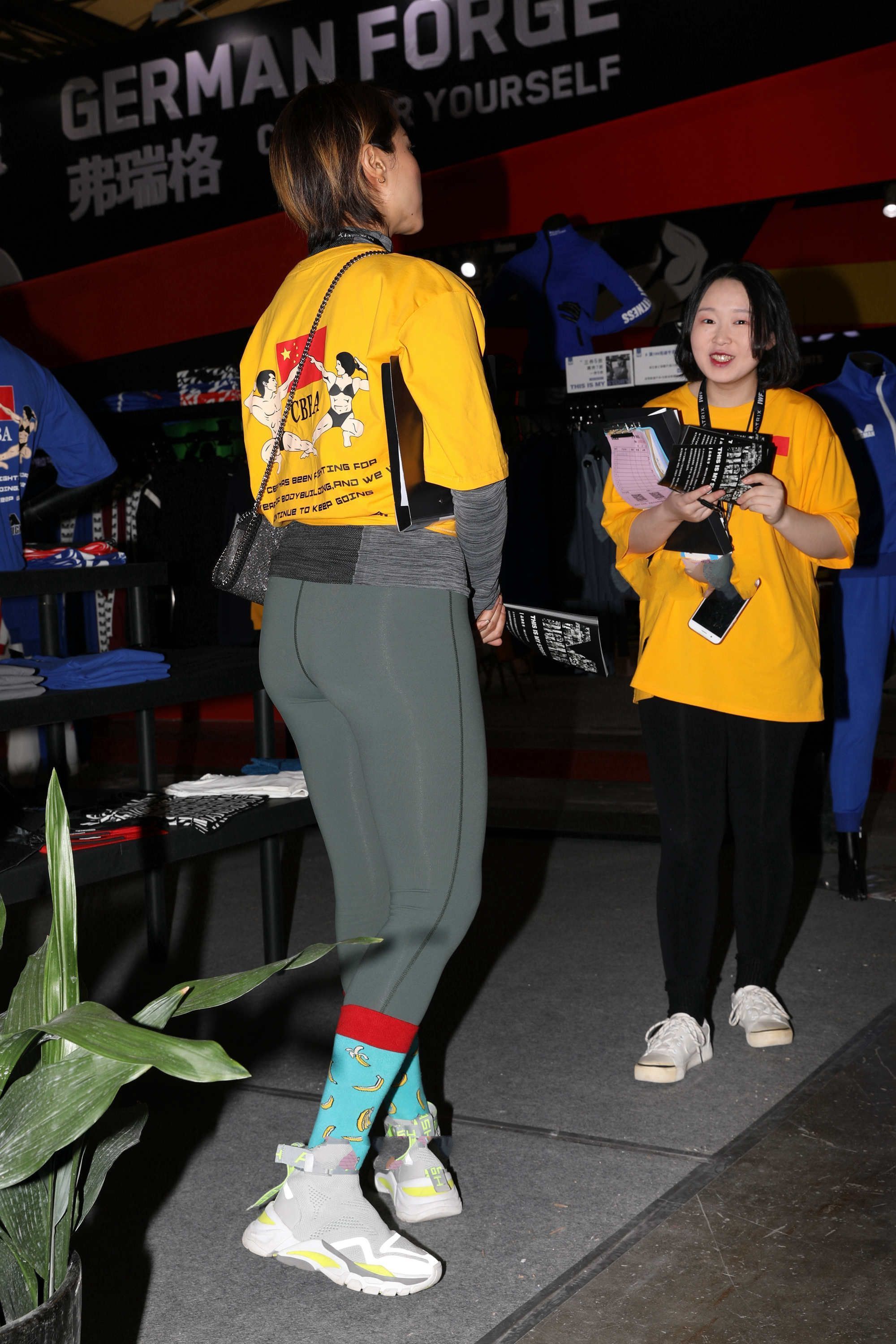 暖色调穿搭阳光又热情, 配合运动穿搭, 更显青春活力