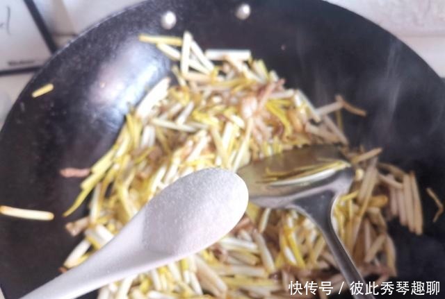 此菜简单炒炒5分钟就搞定，营养好味道鲜，冬天贵点也要常吃