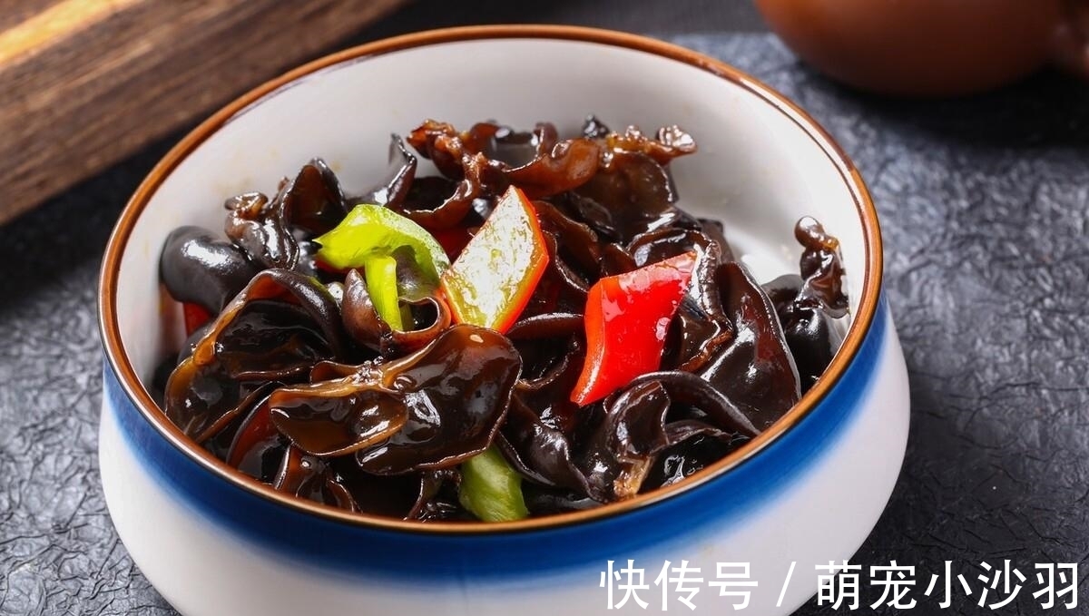 泡木耳时，用清水泡等于吃虫卵！厨师长教您一妙招，脏东西全跑光