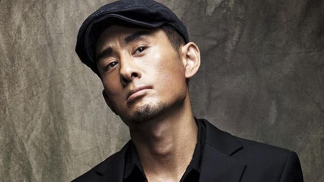 51岁阿宝近况：厨房污垢油渍满地，客厅内景布置寒酸