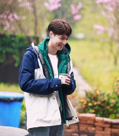 张艺兴一如既往的有礼貌，看他录制节目对船长的举动，又被圈粉了