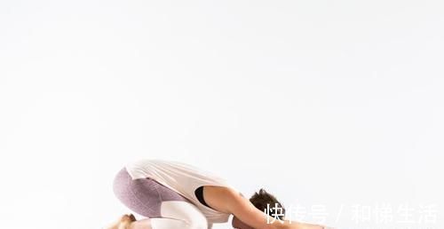 瑜伽|一个瑜伽侧身伸展动作,让你的曲线更优美迷人,还能强化核心力