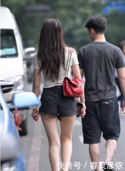 牛仔裤|米白色T恤搭配黑色高腰牛仔裤,清新脱俗,层次分明