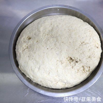 黄豆酱|#不容错过的鲜美滋味# 喷香有营养的猪肉干笋全麦包子