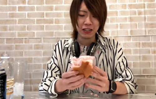 本来就|大胃王吃50斤“烤牛排”,镜头下移1米露馅了,网友:耍我呢?