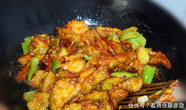 大厨教你做红烧茄子,记住这2点,不发黑不吸油,焦香软嫩不油腻