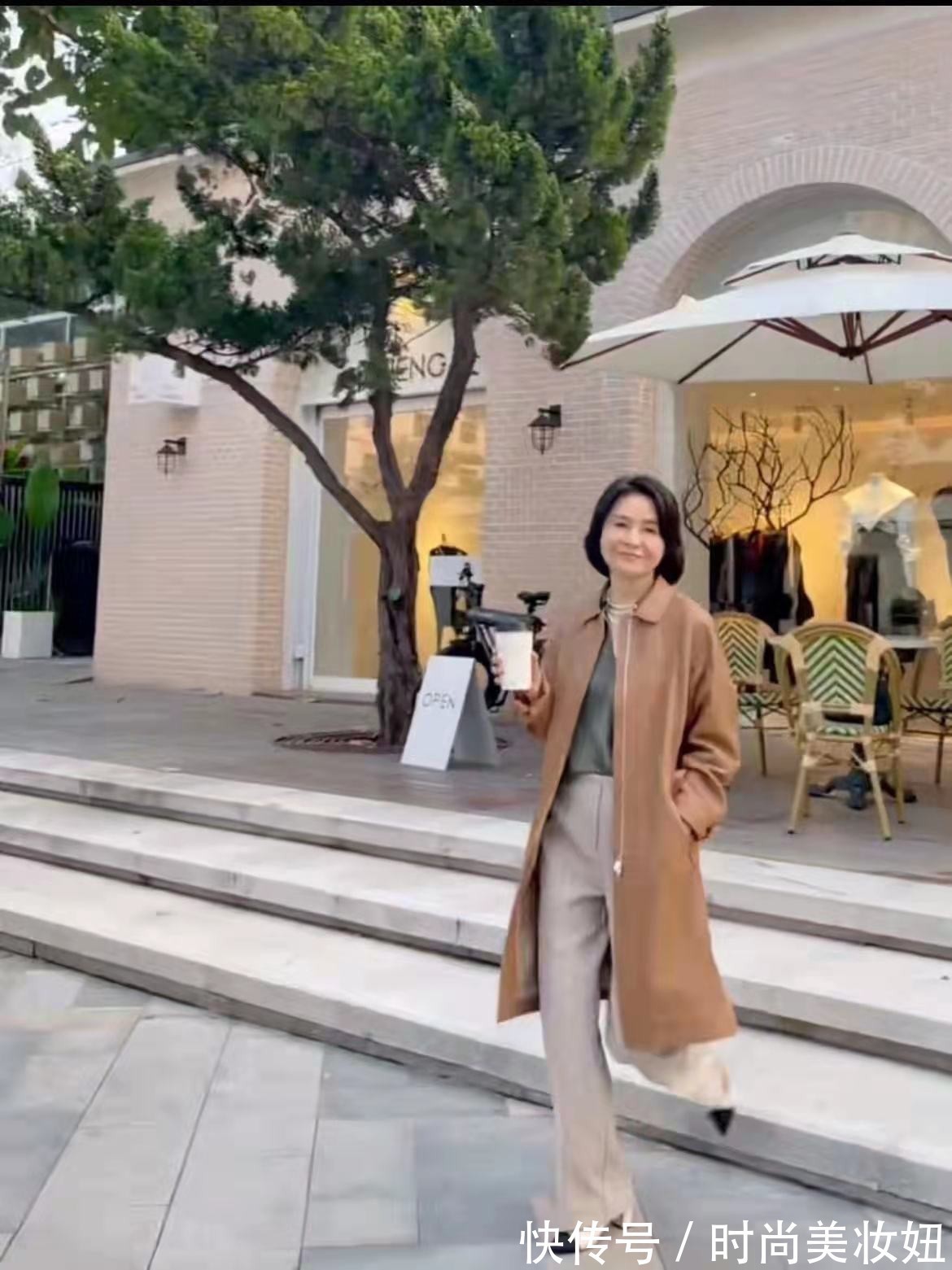 连衣裙|50岁女人穿搭要“贵气”,不信你看她,靠穿搭赢得体面又优雅