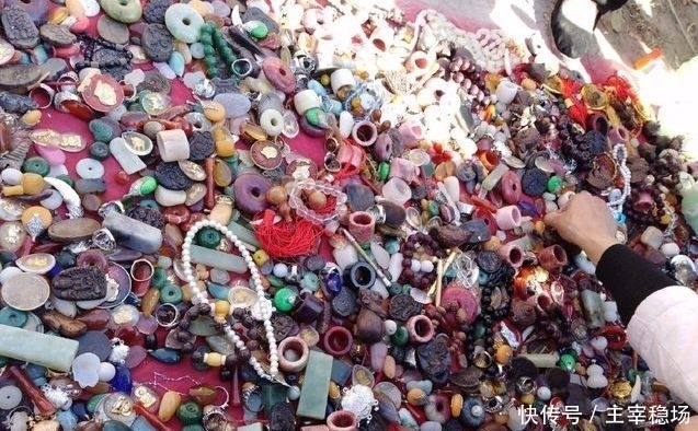 玩件|现在不少人想一夜暴富,不好好工作却把目光放在地摊上各种玩件