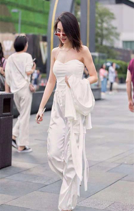 气质美女 身材高挑的气质美女,短袖搭配牛仔裤,潇洒大气显风姿