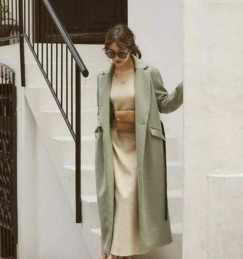 ?西装+裙子，风衣+裙子，今春这么穿也太好看了