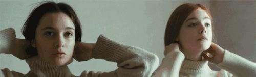 最近火了一种显高穿法，叫毛衣+阔腿裤，小个子也能穿出大气场