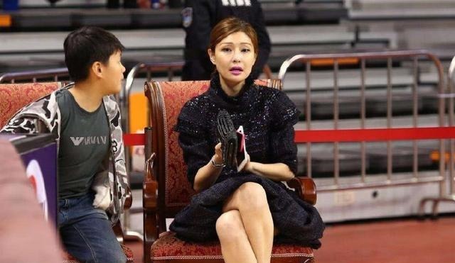 老板娘|CBA最美老板娘有多美 40岁仍身材傲人, 还被人偷瞄!