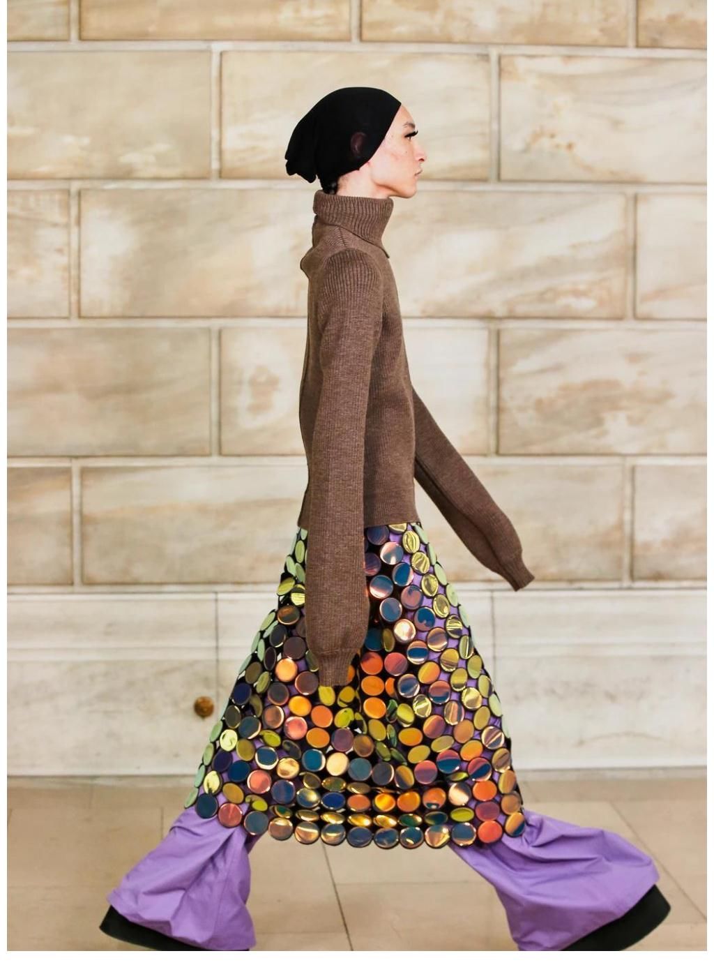 快节奏|快看！那个人好怪哦！没有啊，我觉得蛮有个性的啊！哈哈