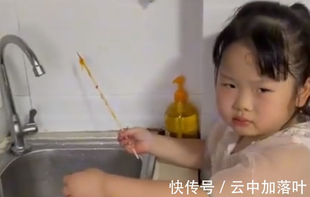 吃光|湖南一姐姐套路妹妹棉花糖要洗一下,结果被棍子“吃光”崩溃大哭!