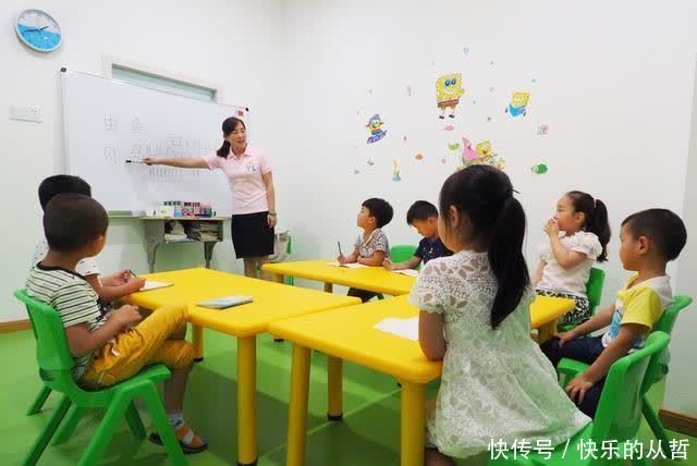 幼儿园举办走红毯活动，宝妈着装成全场焦点，网友：真把这当事了