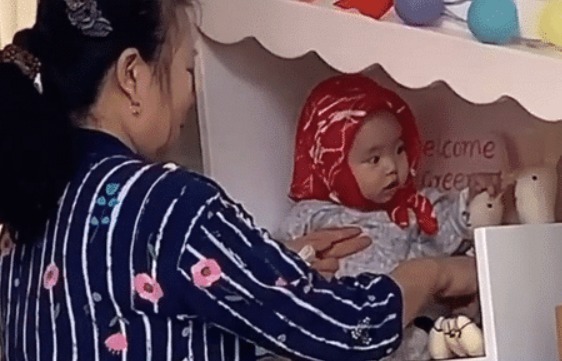 萌娃|姥姥“仙气飘飘”式带娃,这大概是我见过最值钱的“摆件”