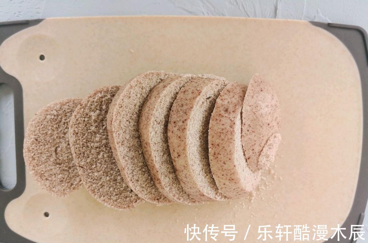 剩馒头也能吃出新花样，用锅煎制一下，香酥又可口