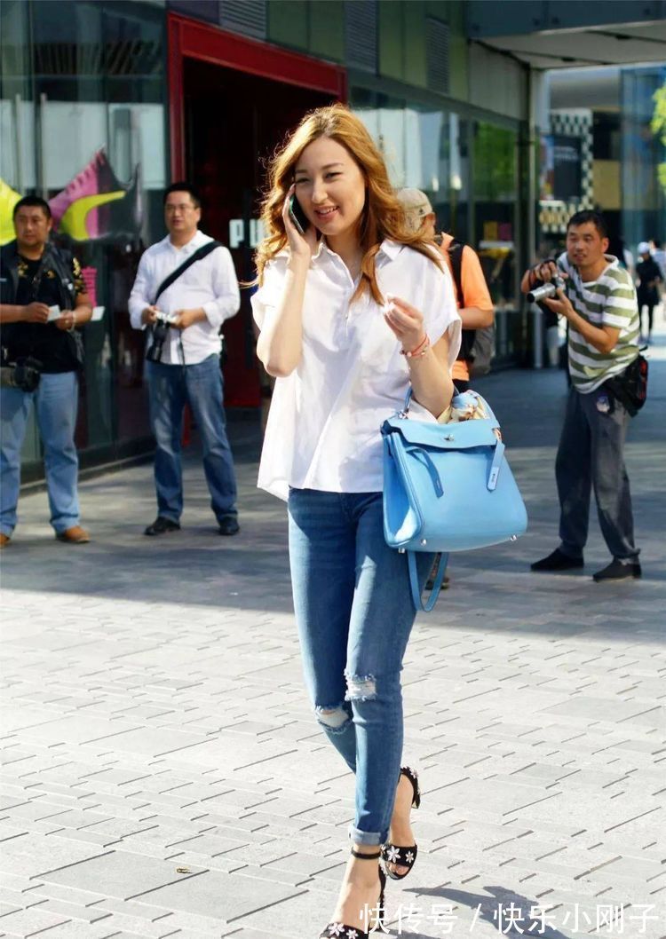 高跟凉鞋 小姐姐一双一字带的高跟凉鞋穿搭在脚上,显得气质又靓丽