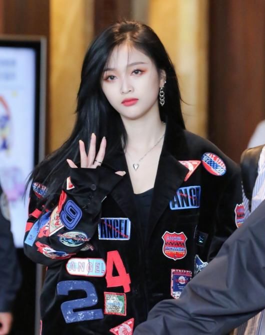  线条|纯黑跟大白腿绝配！超短裤系列外搭黑色外套太显白了，越看越过瘾