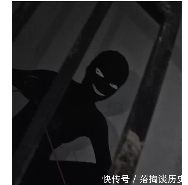 柯南|名侦探柯南:史上最还原的小黑,不仅穿着秋衣秋裤到处跑,还有各种微表情!