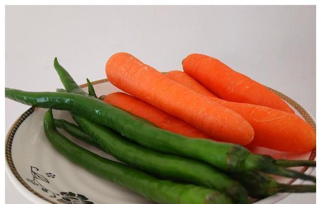 胡萝卜|胡萝卜创新吃法，不炒也不蒸，不放一滴油，配上油条超级好吃