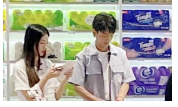 路透|《中餐廳》新路透，周也外出購(gòu)物黑臉，丁真豎食指作何解釋？