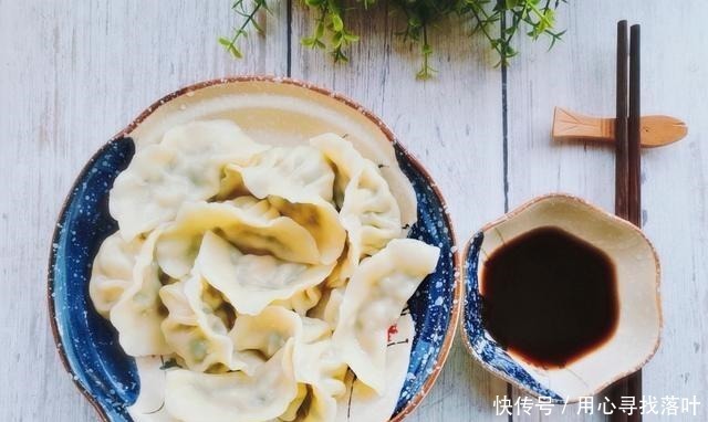 拌饺子馅的第一步是先放油或水,许多人在第一步就错了