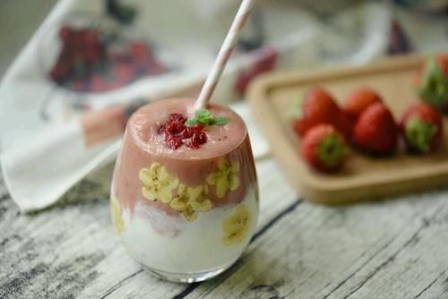 水果和酸奶的完美组合，入口丝滑，孩子们喜爱的甜品