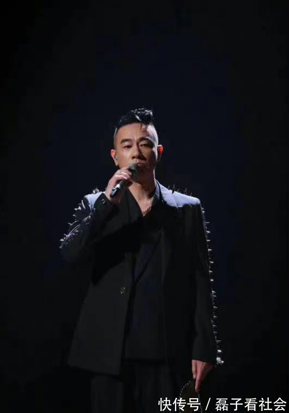 陳小春發(fā)文告別《披荊斬棘的哥哥》，言簡(jiǎn)意賅，這就是陳小春！