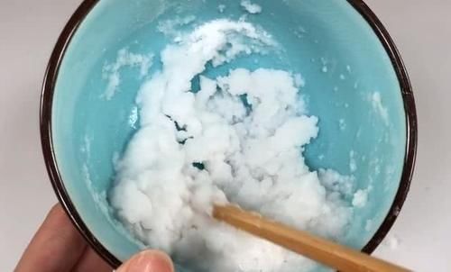 灶台上撒一把,不管多脏多油,都能擦得干净如新,好方法学会不亏