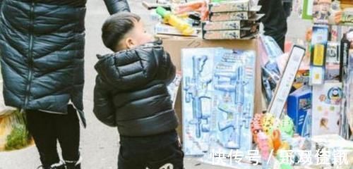 孩子|儿子看见玩具不撒手,宝妈不骂不打宝宝却乖乖听话,店主都点赞