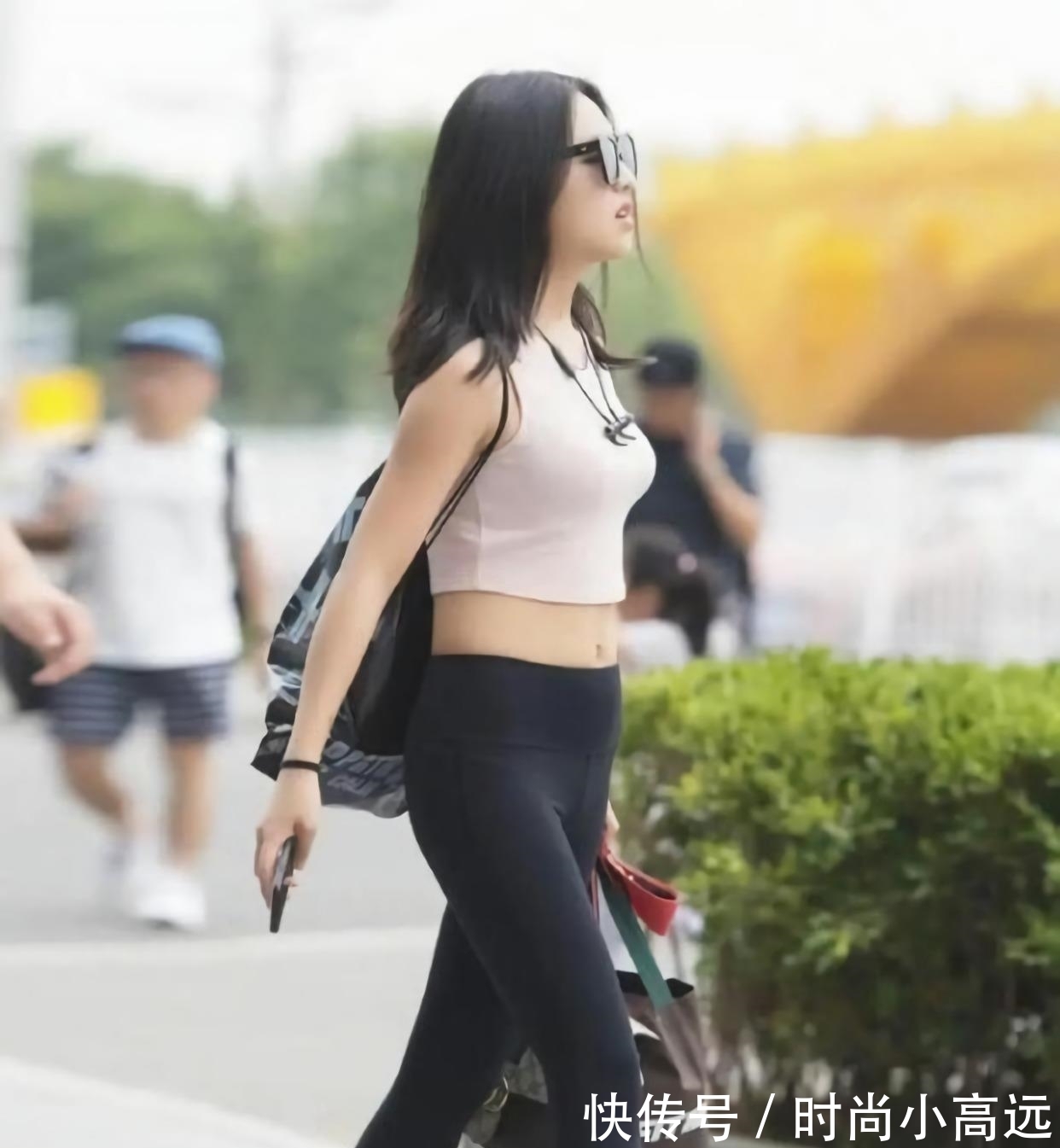 肌肤|贴身穿的瑜伽裤,怎样才能防止尴尬线呢?看看聪明人的选择