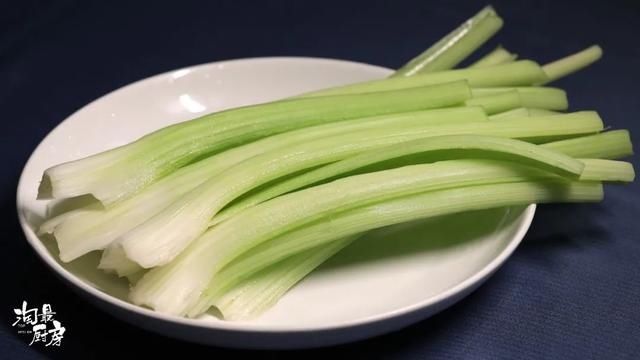 西芹|3种调料就搞定，2步解锁芹菜新吃法
