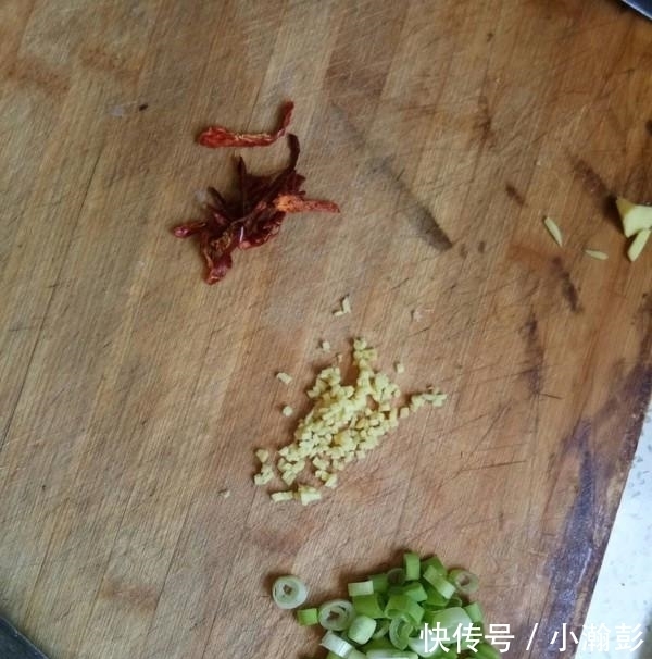 白醋|莲藕一焯水就发黑?牢记几个小技巧,莲藕白净又脆爽,特别好吃