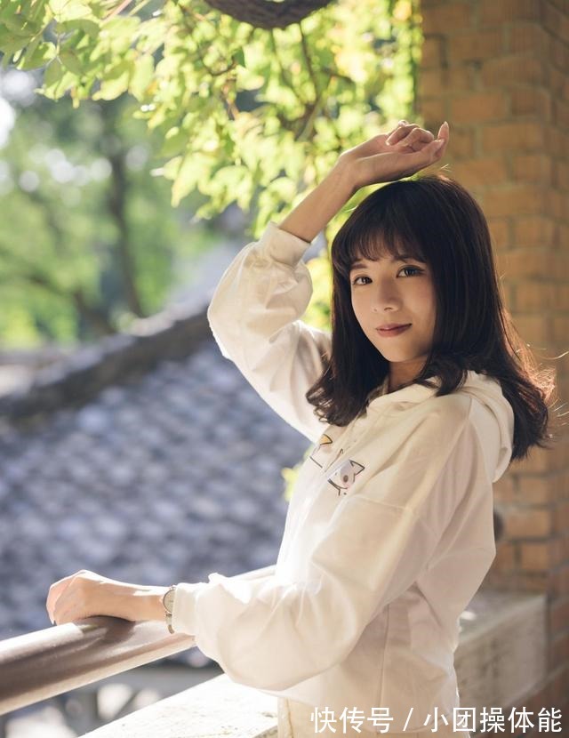 身穿白色 小姐姐身穿白色的帽衫卫衣,搭配牛仔半身裙,俏皮又时尚!