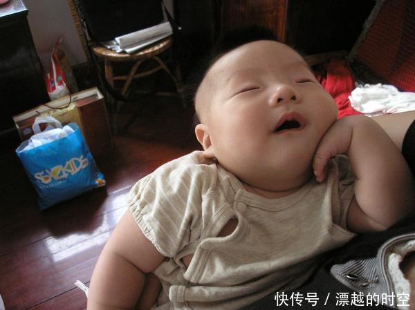 床底下|陪宝宝睡觉时遭遇的尴尬事,尤其第三件,气的人牙根痒痒