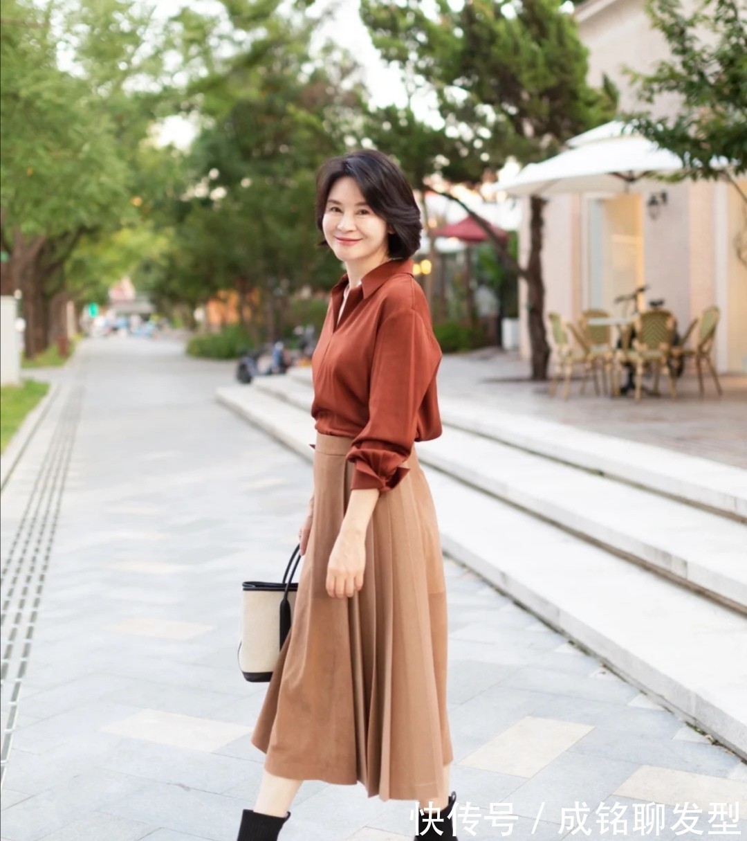 印花|奔六的女人会搭配更有魅力,学习她的减龄穿搭术,时尚优雅很高级