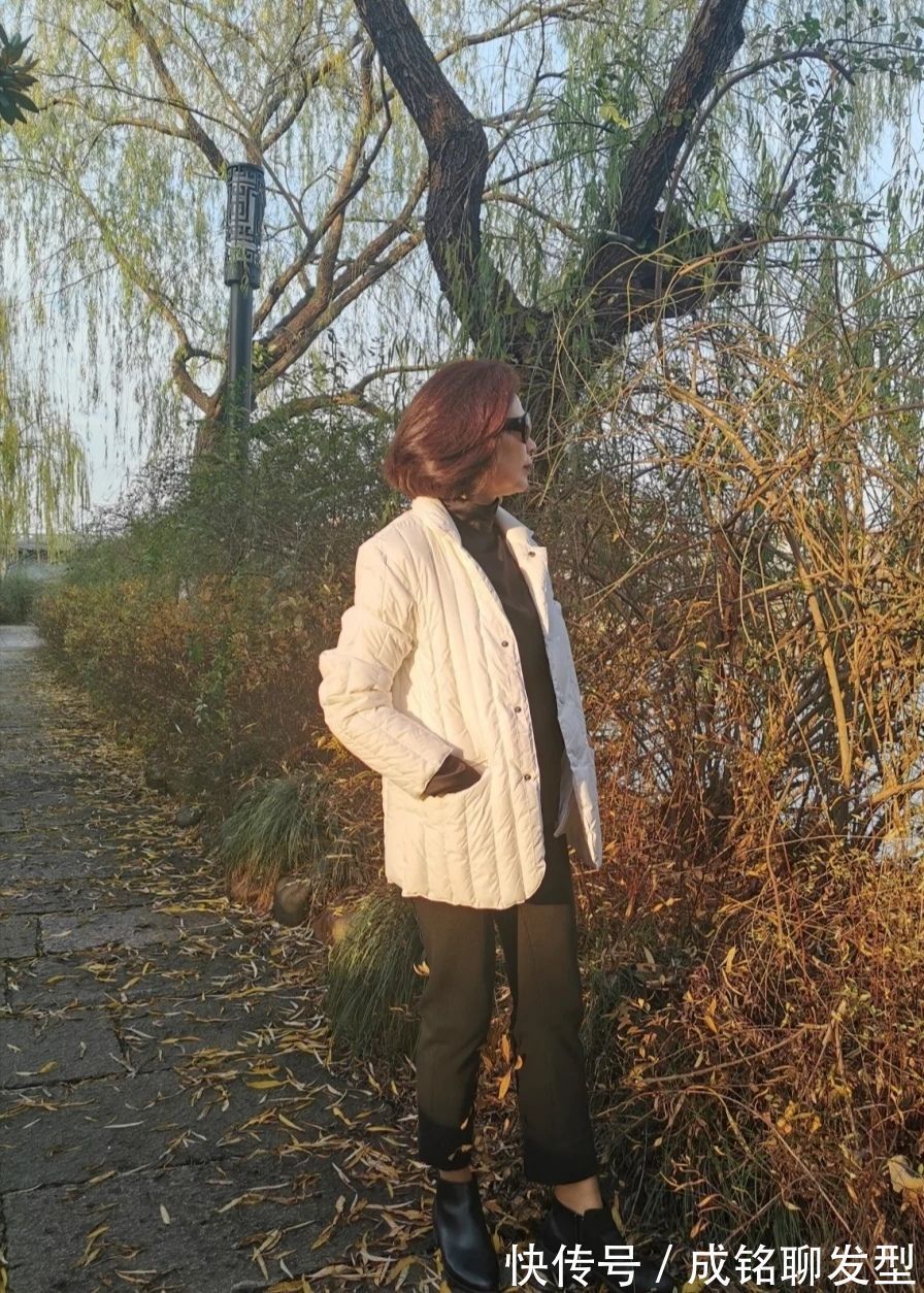 女性|不装嫩不做作,烟管裤+短靴显瘦又优雅,这才是老年人该有的穿搭