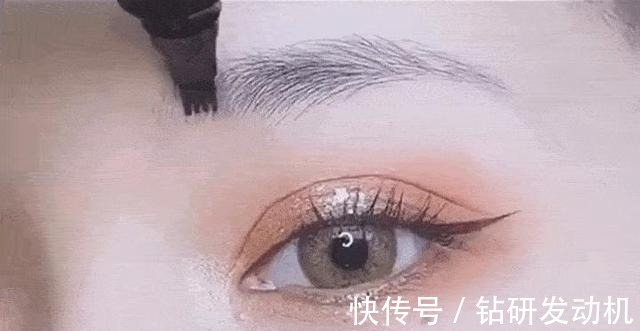 粉底液|讲真,女孩子出门一定不要这样子“化妆”,不仅尴尬还显丑!