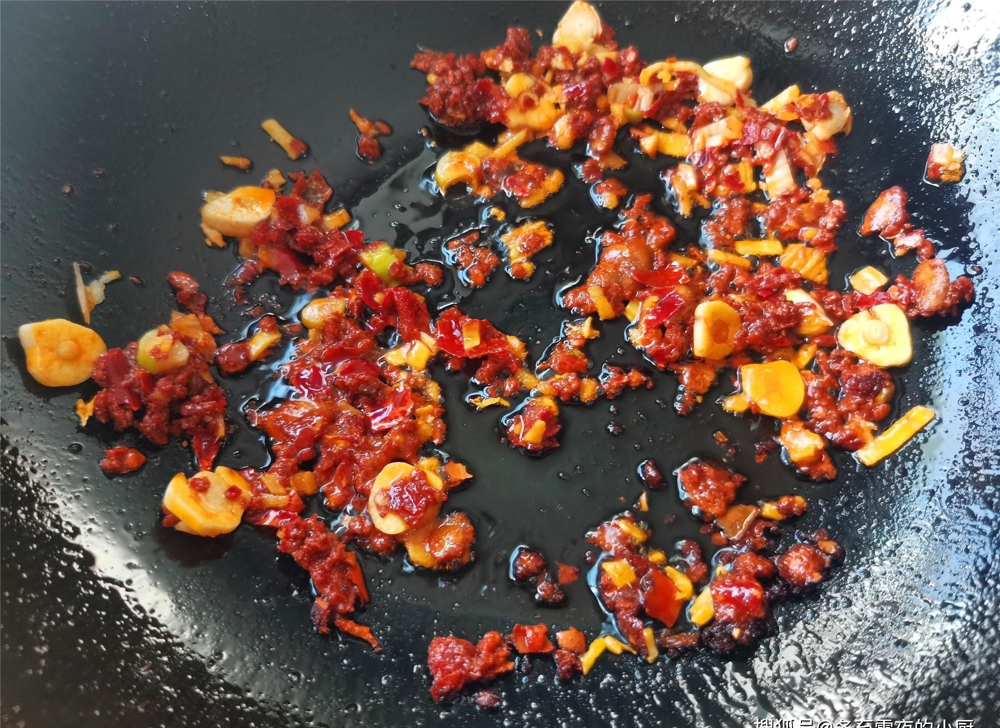 水煮干豆腐家常做法,包菜脆嫩,干豆腐劲道爽滑,不放肉也好吃