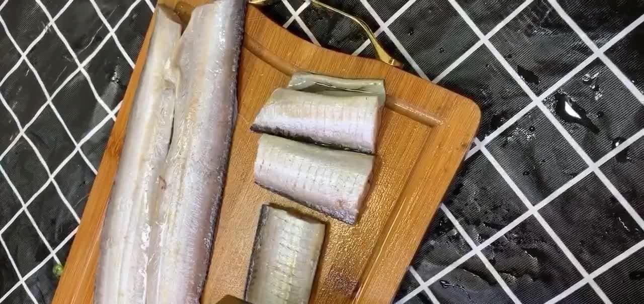 红烧带鱼，肉质鲜嫩骨粗刺少，口味香辣味美，兼具营养和美味