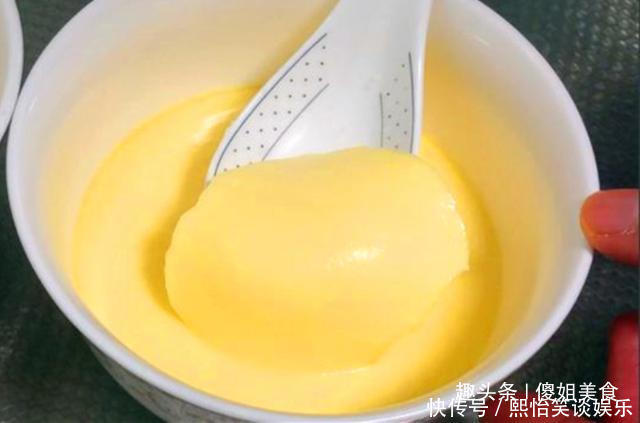 滑嫩|蒸鸡蛋羹时,最忌直接上锅蒸,厨娘教你2招,像果冻般Q弹又滑嫩