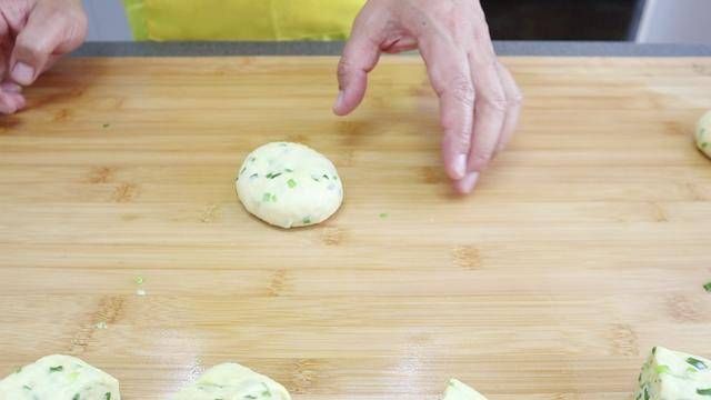 外婆用了40年烙饼做法,柔软多层,凉了不发硬,学会给家人露一手