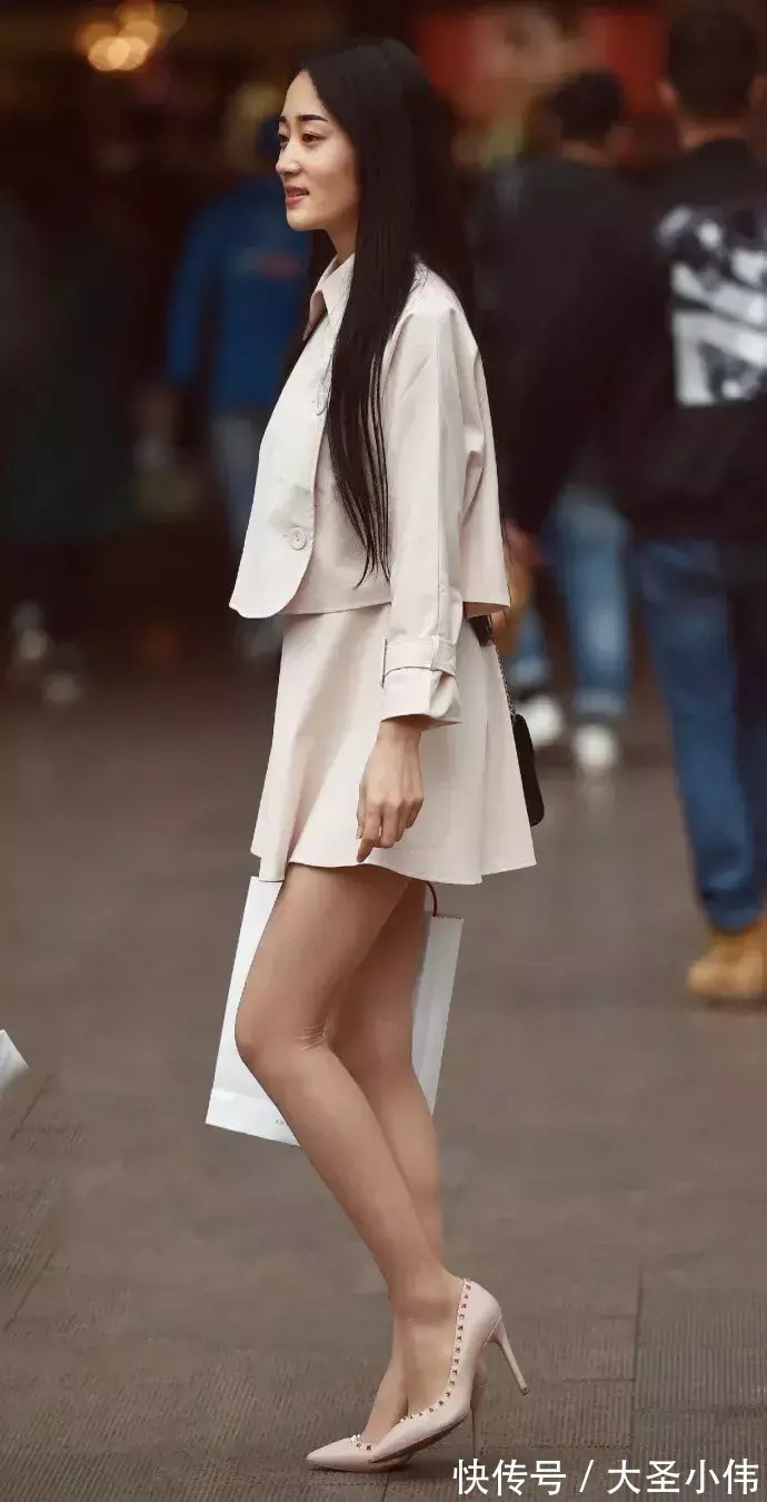 连衣裙 美女街拍:一双高跟鞋气质搭配,让女性的美更加赏心悦目